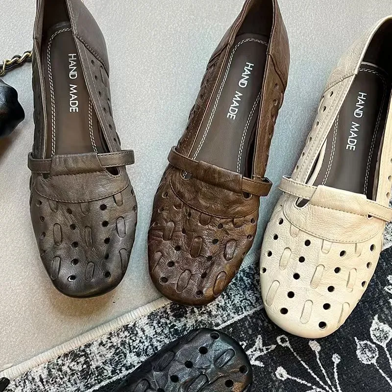 Summer and autumn openwork clogs, comfortable soft soles, slip-on casual breathable mom shoes, flat single shoes for women.