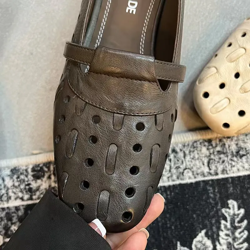 Summer and autumn openwork clogs, comfortable soft soles, slip-on casual breathable mom shoes, flat single shoes for women.