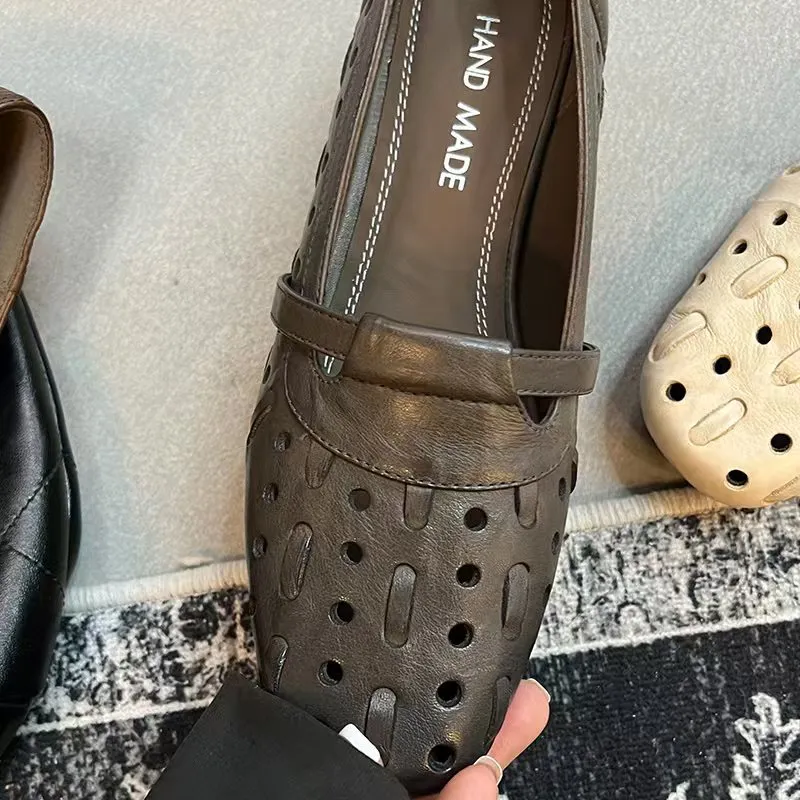 Summer and autumn openwork clogs, comfortable soft soles, slip-on casual breathable mom shoes, flat single shoes for women.