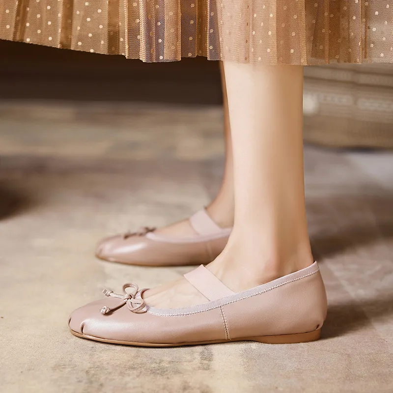 Stylish, soft, elegant ballet flats, perfect for spring and autumn, featuring round toes and bows.