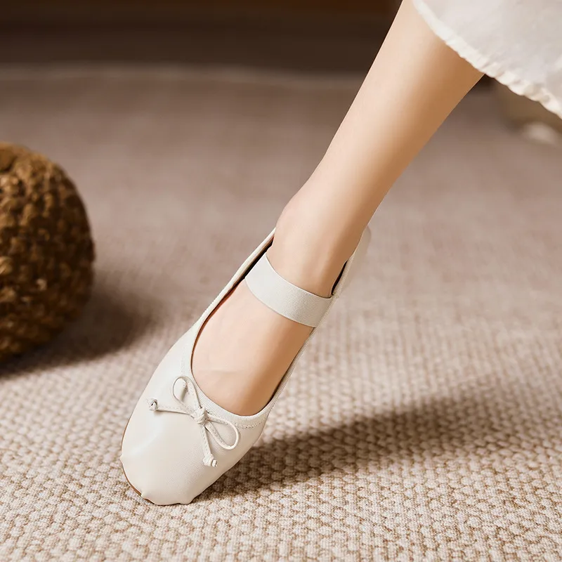 Stylish, soft, elegant ballet flats, perfect for spring and autumn, featuring round toes and bows.
