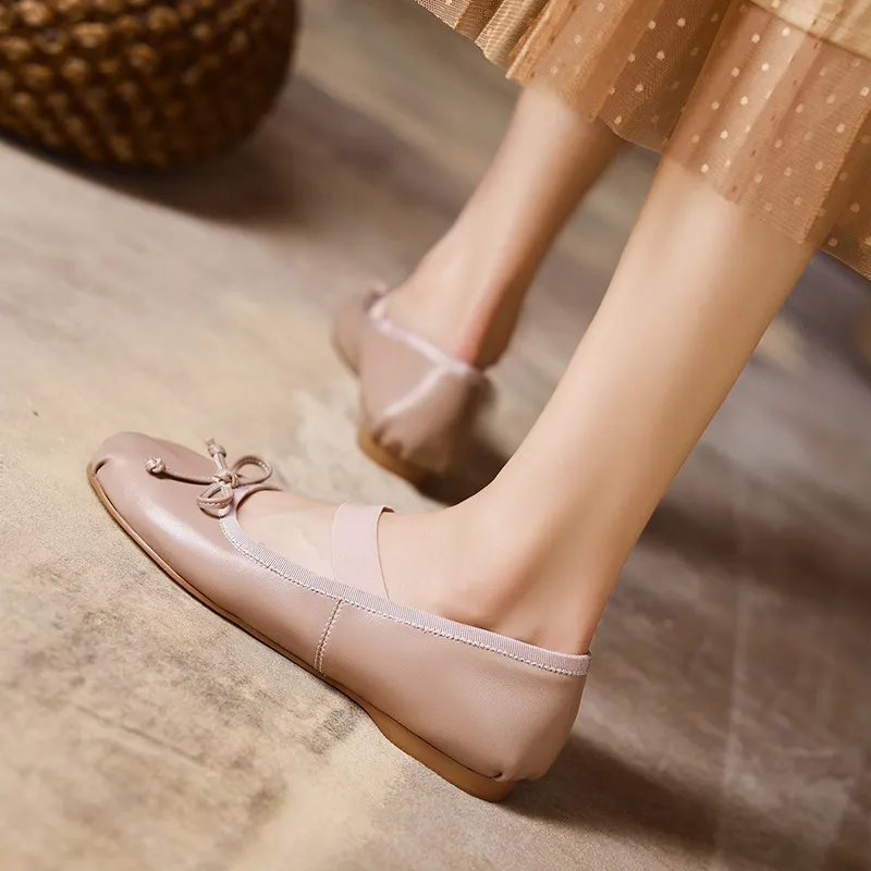 Stylish, soft, elegant ballet flats, perfect for spring and autumn, featuring round toes and bows.