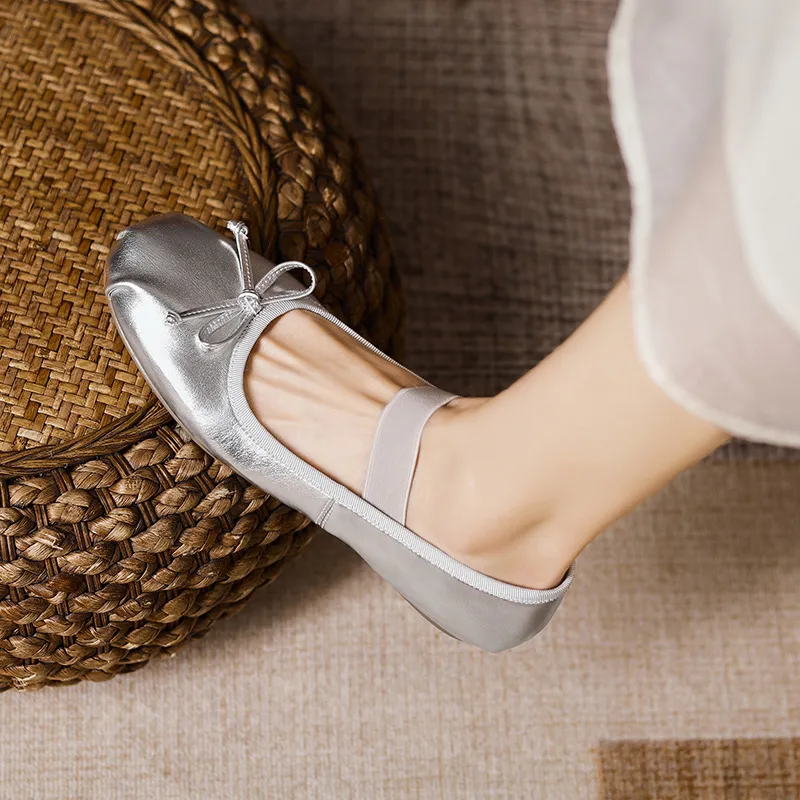 Stylish, soft, elegant ballet flats, perfect for spring and autumn, featuring round toes and bows.