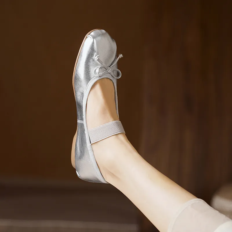 Stylish, soft, elegant ballet flats, perfect for spring and autumn, featuring round toes and bows.