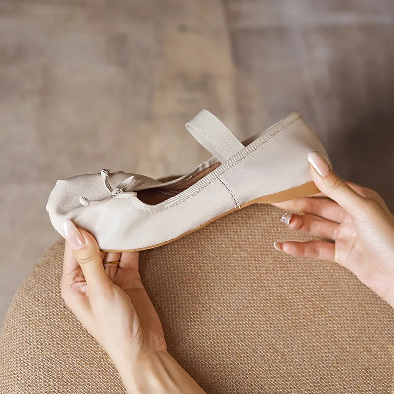 Stylish, soft, elegant ballet flats, perfect for spring and autumn, featuring round toes and bows.