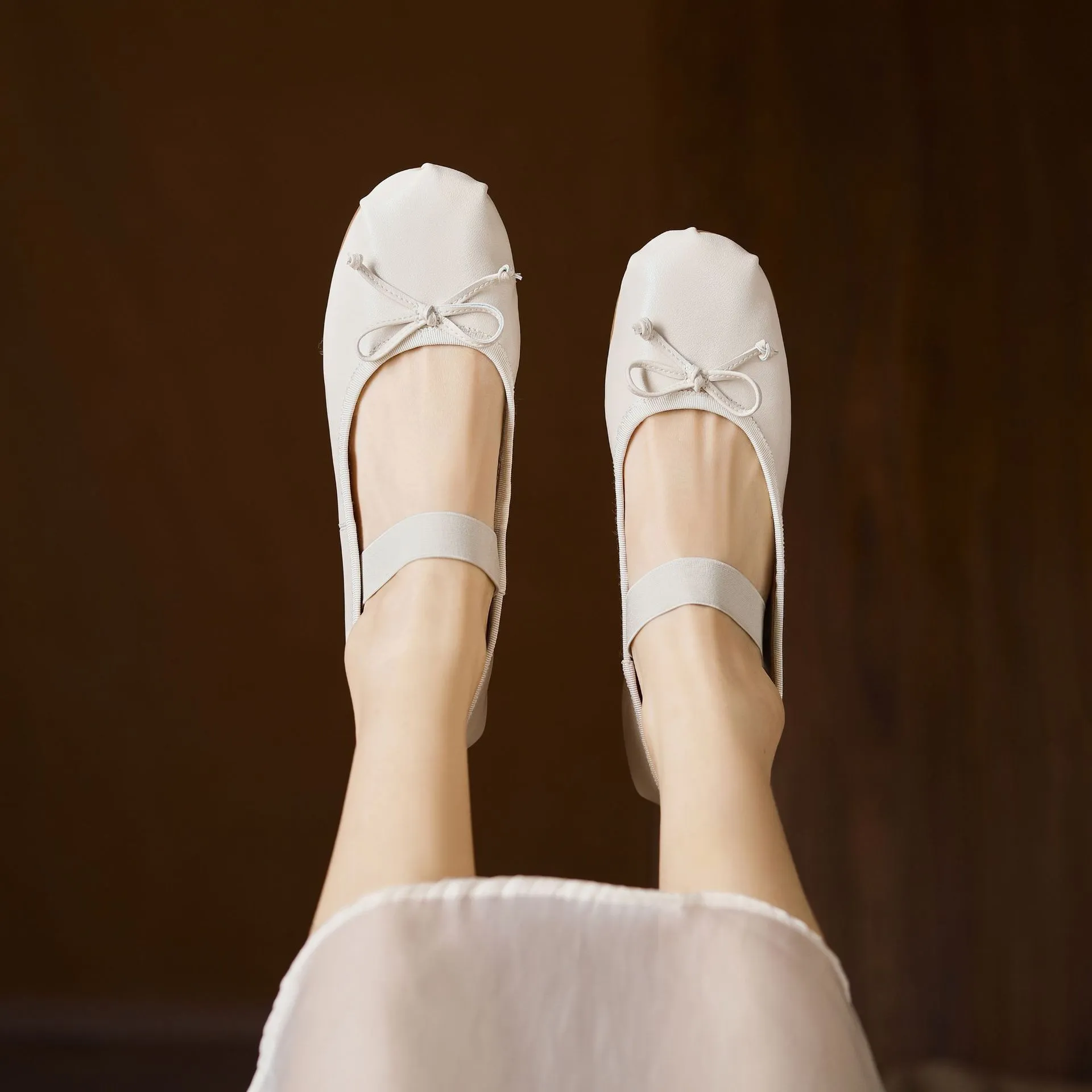 Stylish, soft, elegant ballet flats, perfect for spring and autumn, featuring round toes and bows.