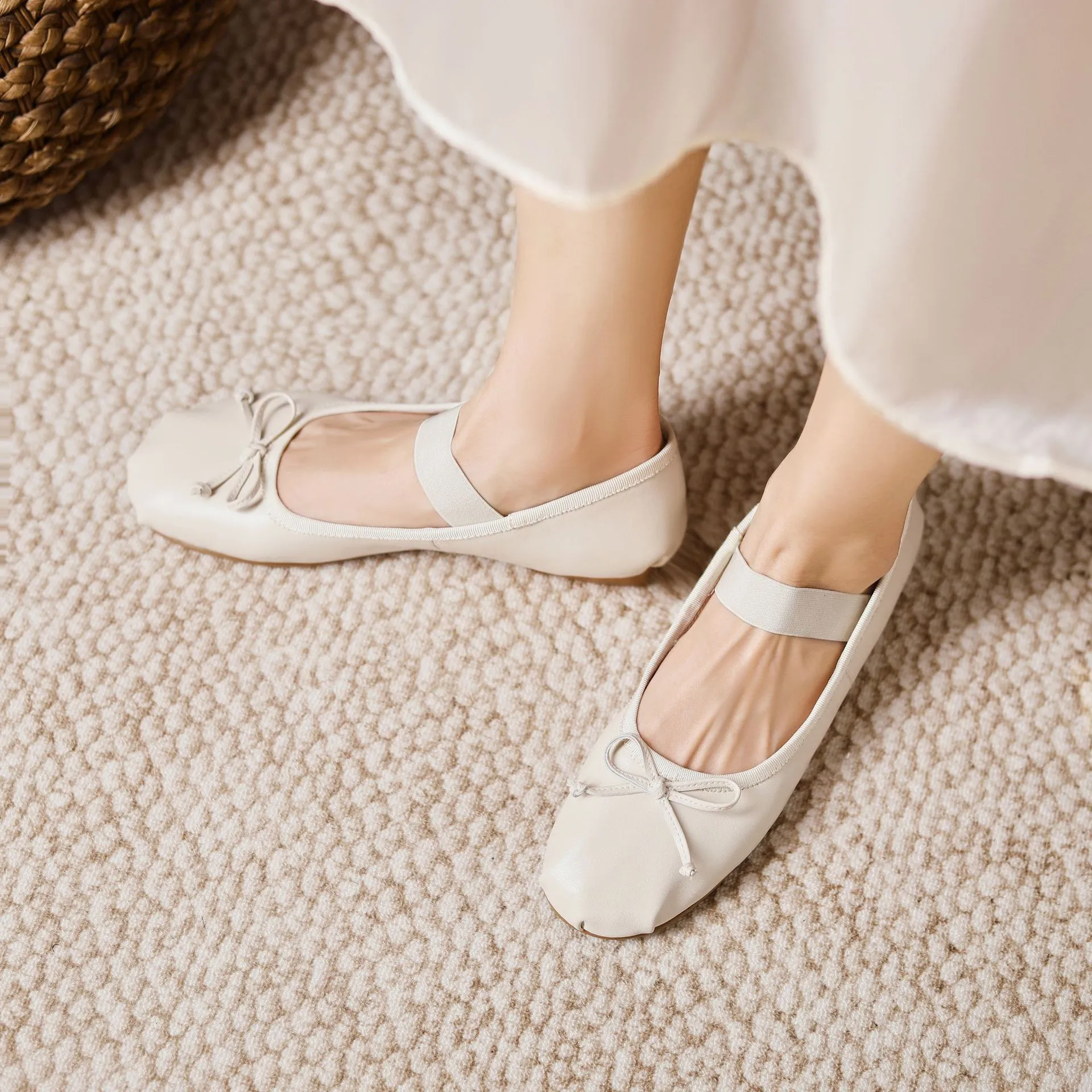 Stylish, soft, elegant ballet flats, perfect for spring and autumn, featuring round toes and bows.