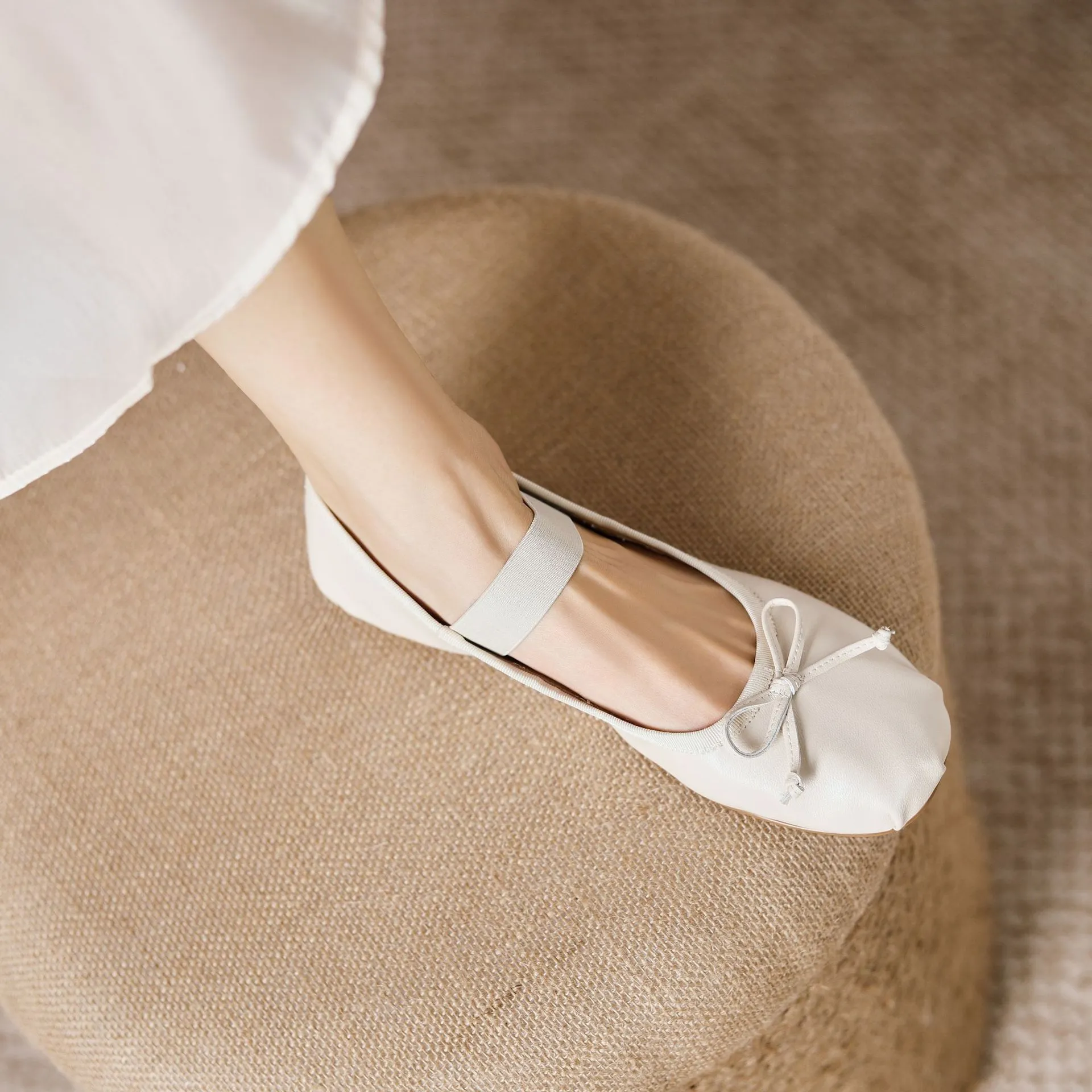 Stylish, soft, elegant ballet flats, perfect for spring and autumn, featuring round toes and bows.