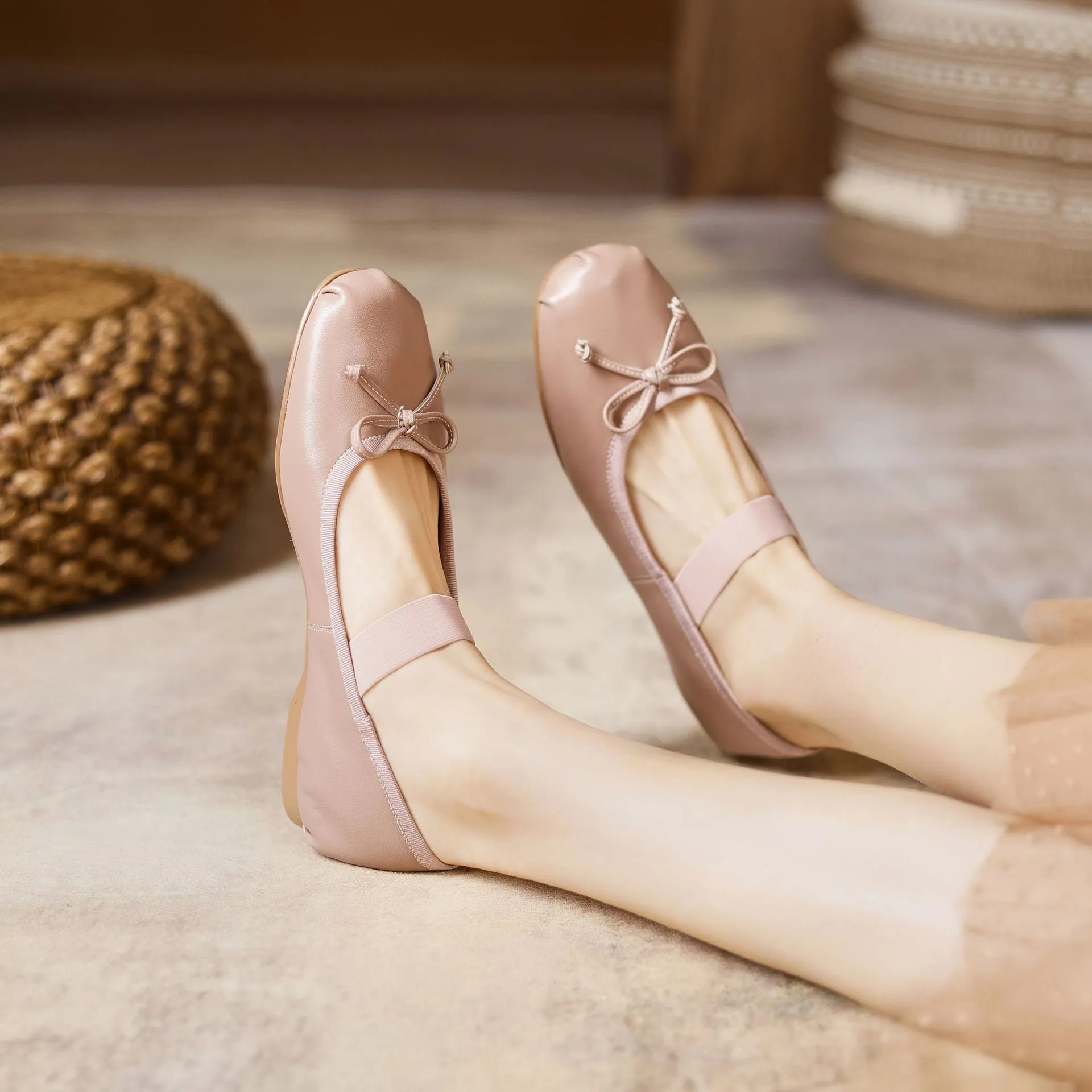 Stylish, soft, elegant ballet flats, perfect for spring and autumn, featuring round toes and bows.