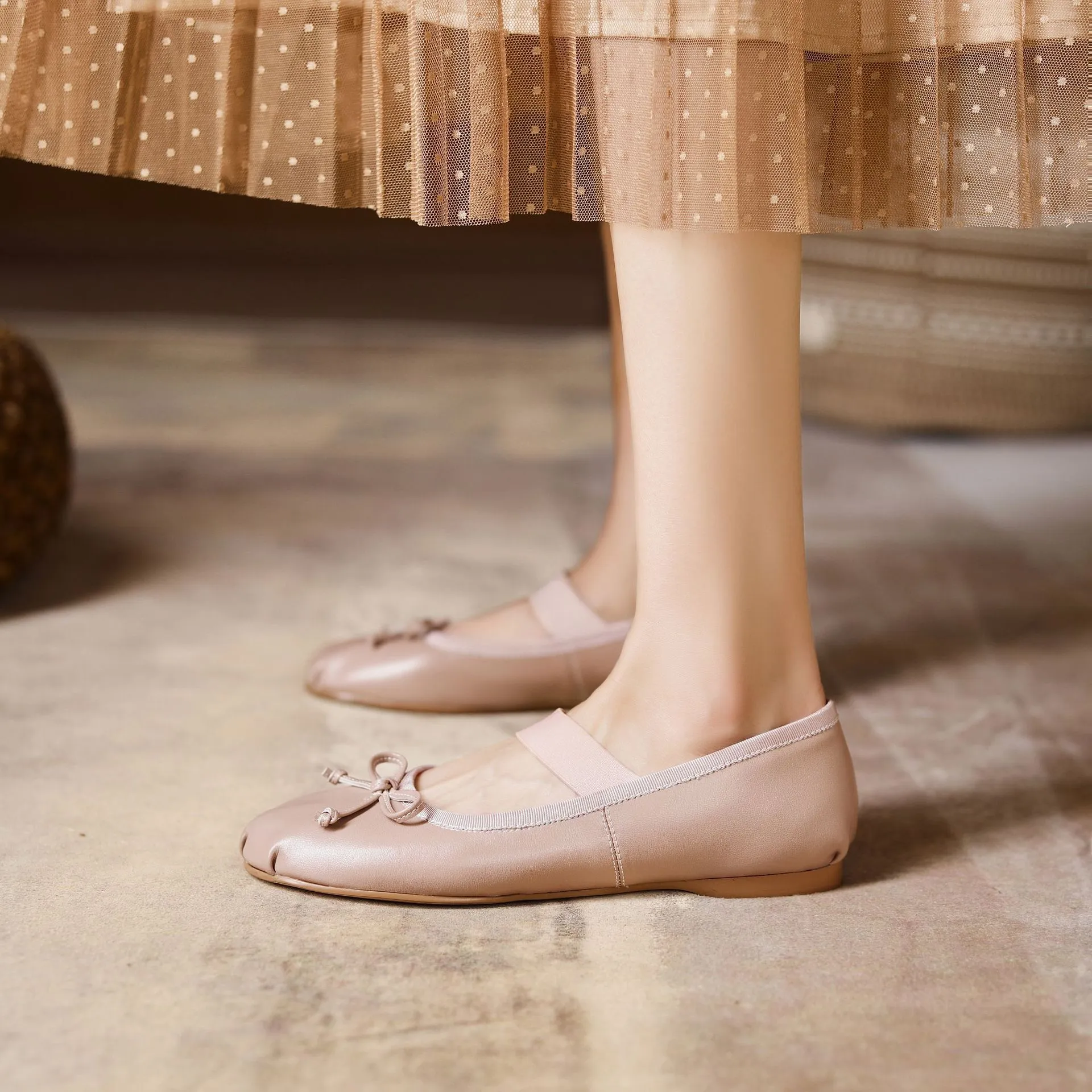 Stylish, soft, elegant ballet flats, perfect for spring and autumn, featuring round toes and bows.