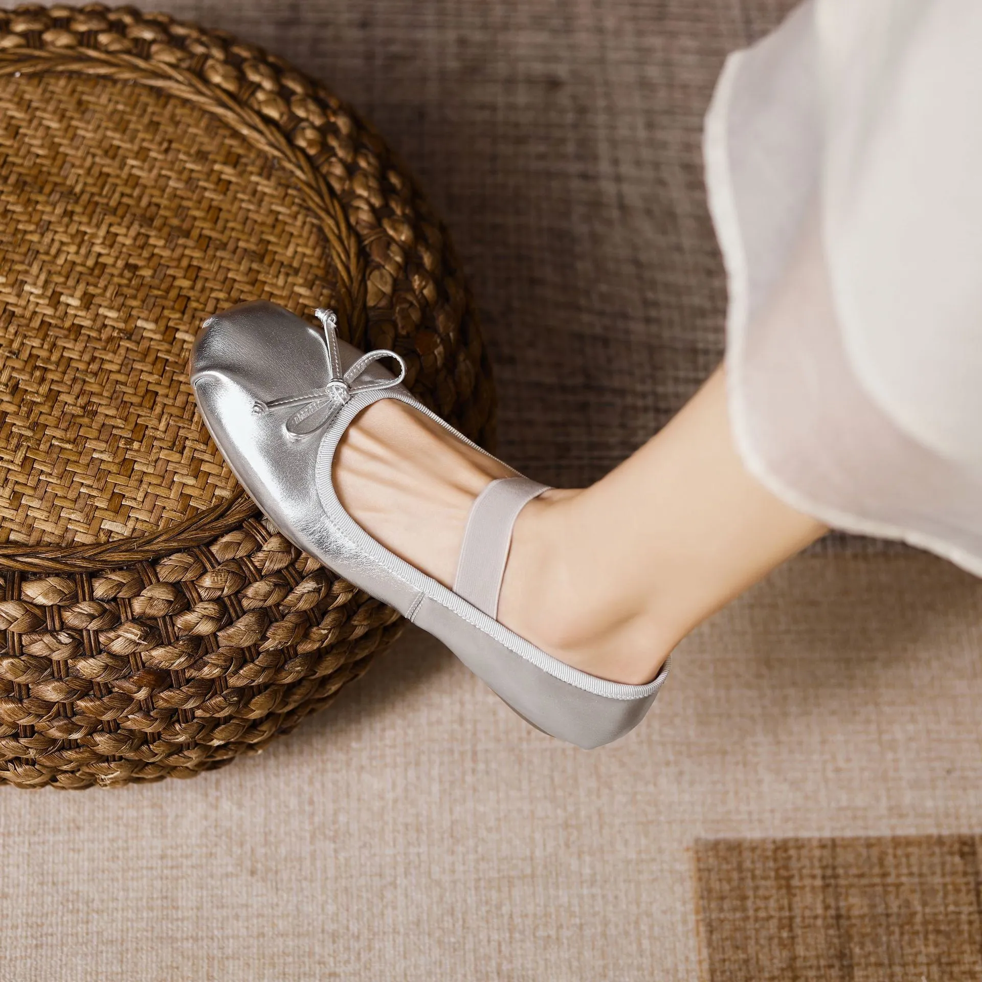 Stylish, soft, elegant ballet flats, perfect for spring and autumn, featuring round toes and bows.