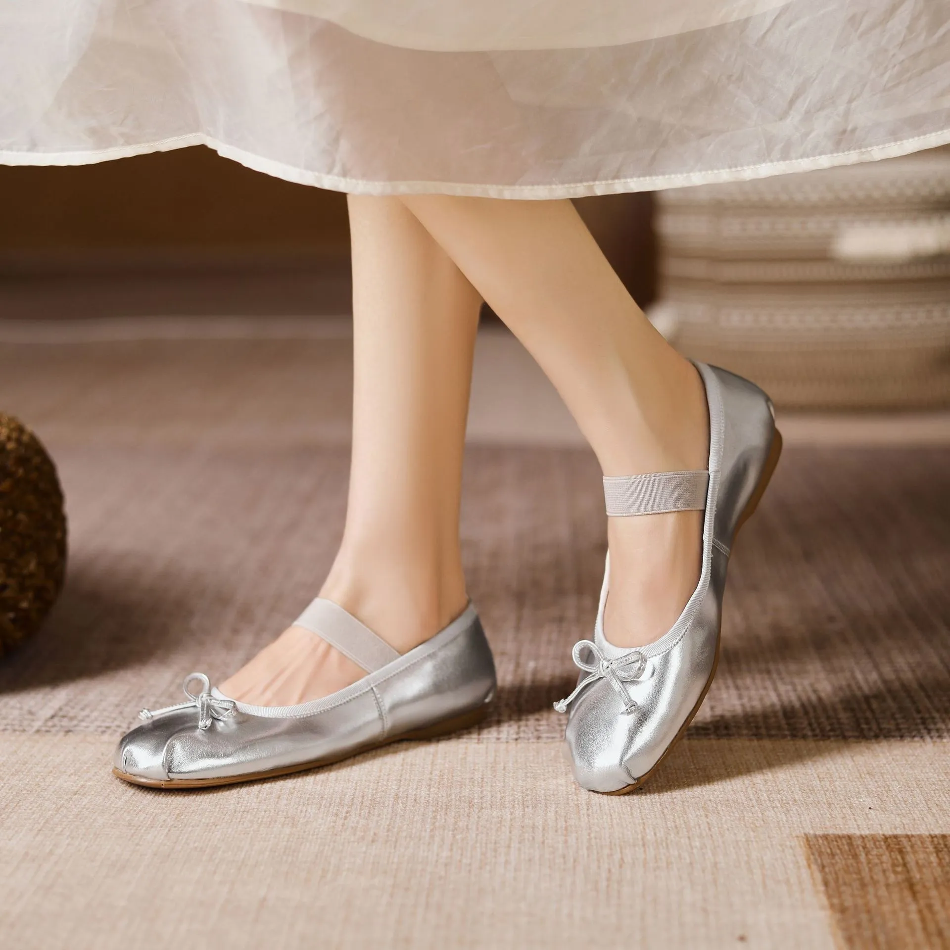 Stylish, soft, elegant ballet flats, perfect for spring and autumn, featuring round toes and bows.