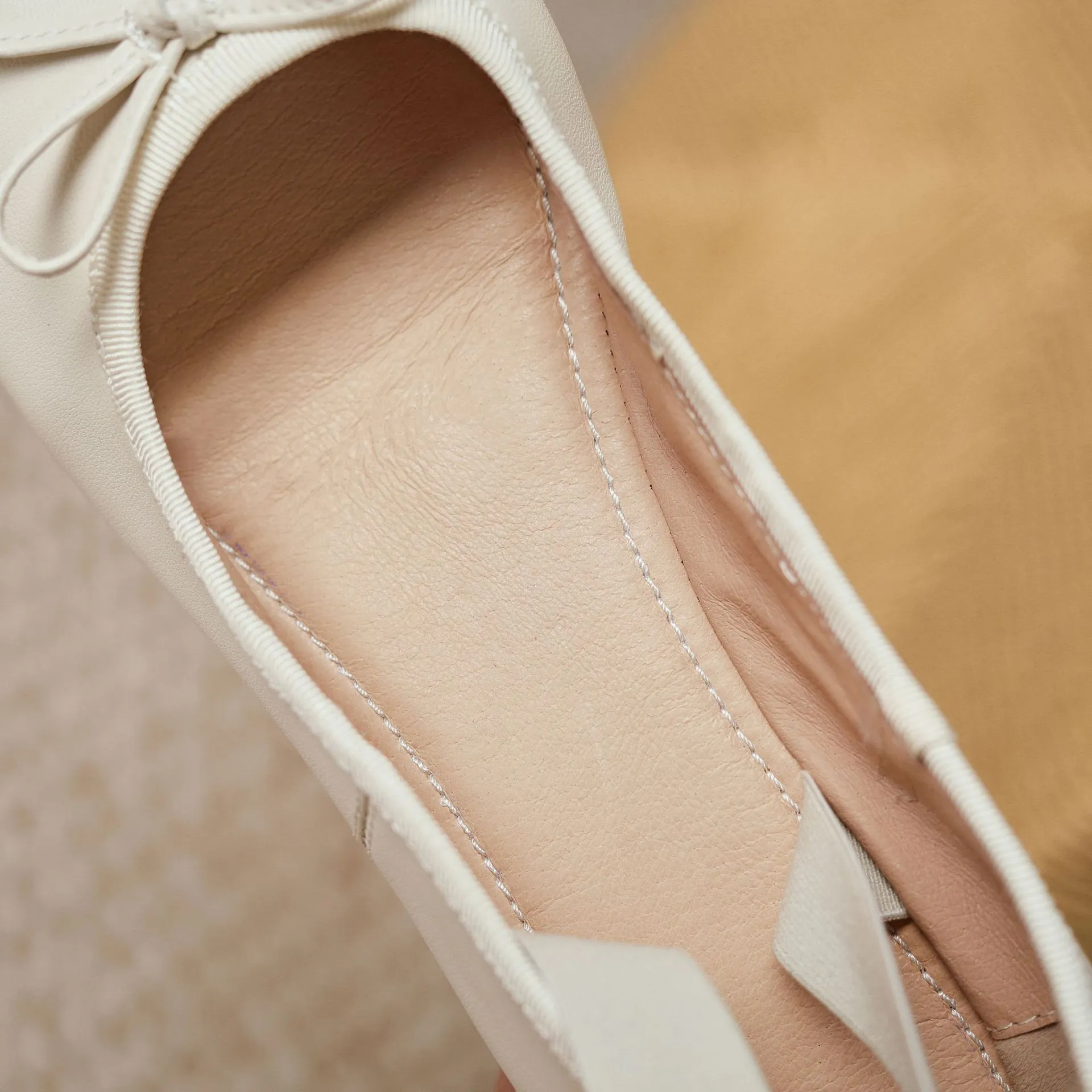 Stylish, soft, elegant ballet flats, perfect for spring and autumn, featuring round toes and bows.