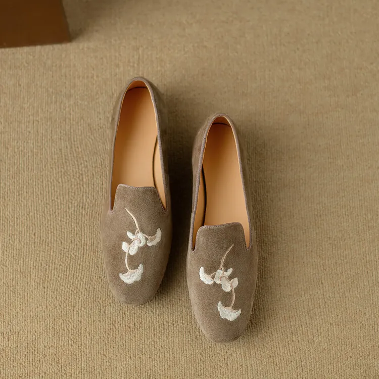 Elegant embroidered retro sheepskin loafers for women, spring grandma shoes, flat single shoes, new Chinese style 3-21s