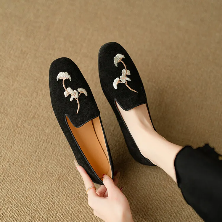 Elegant embroidered retro sheepskin loafers for women, spring grandma shoes, flat single shoes, new Chinese style 3-21s