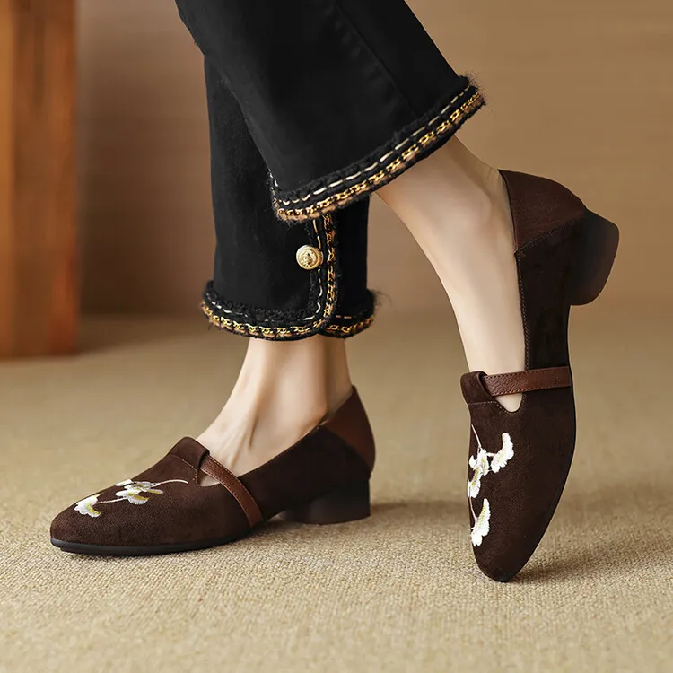 New Chinese style hand-embroidered pink loafers for women, perfect for spring and autumn, paired with skirts and sheepskin shoes, style 3-21t.