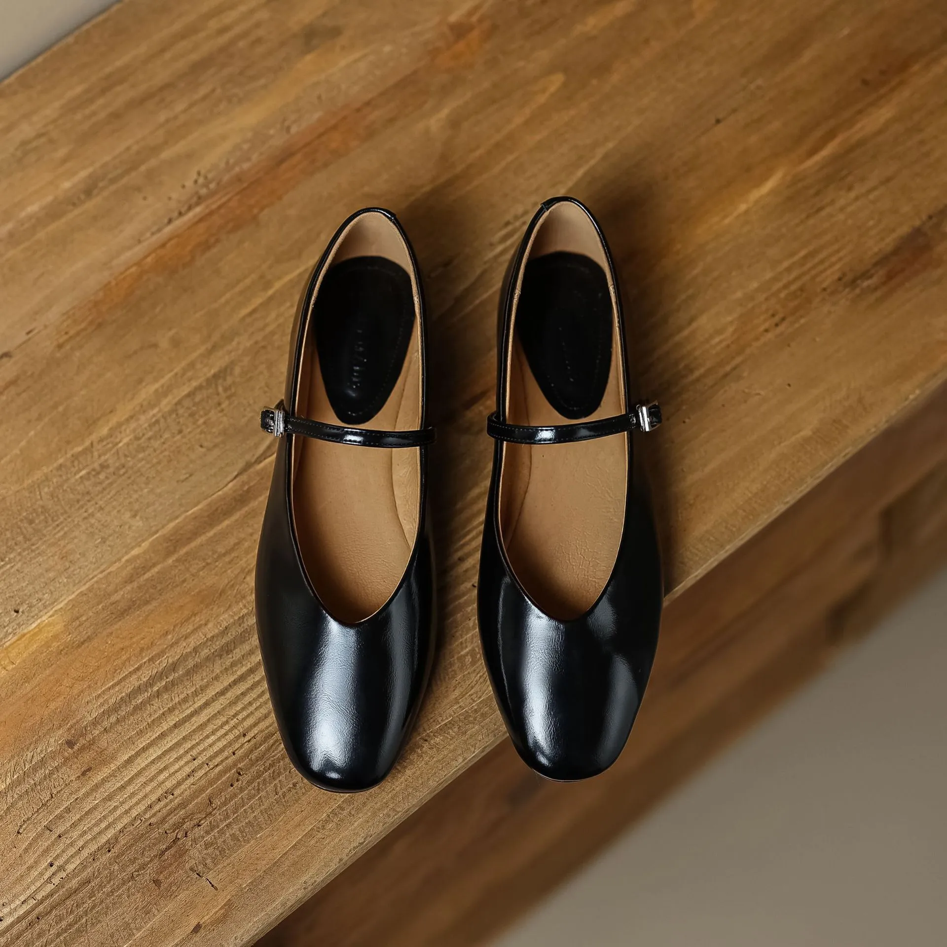 In stock, spring/summer round-toe, low-cut, fashionable, soft, comfortable plus-size women's shoes, sizes 34-43, soft and luxurious.