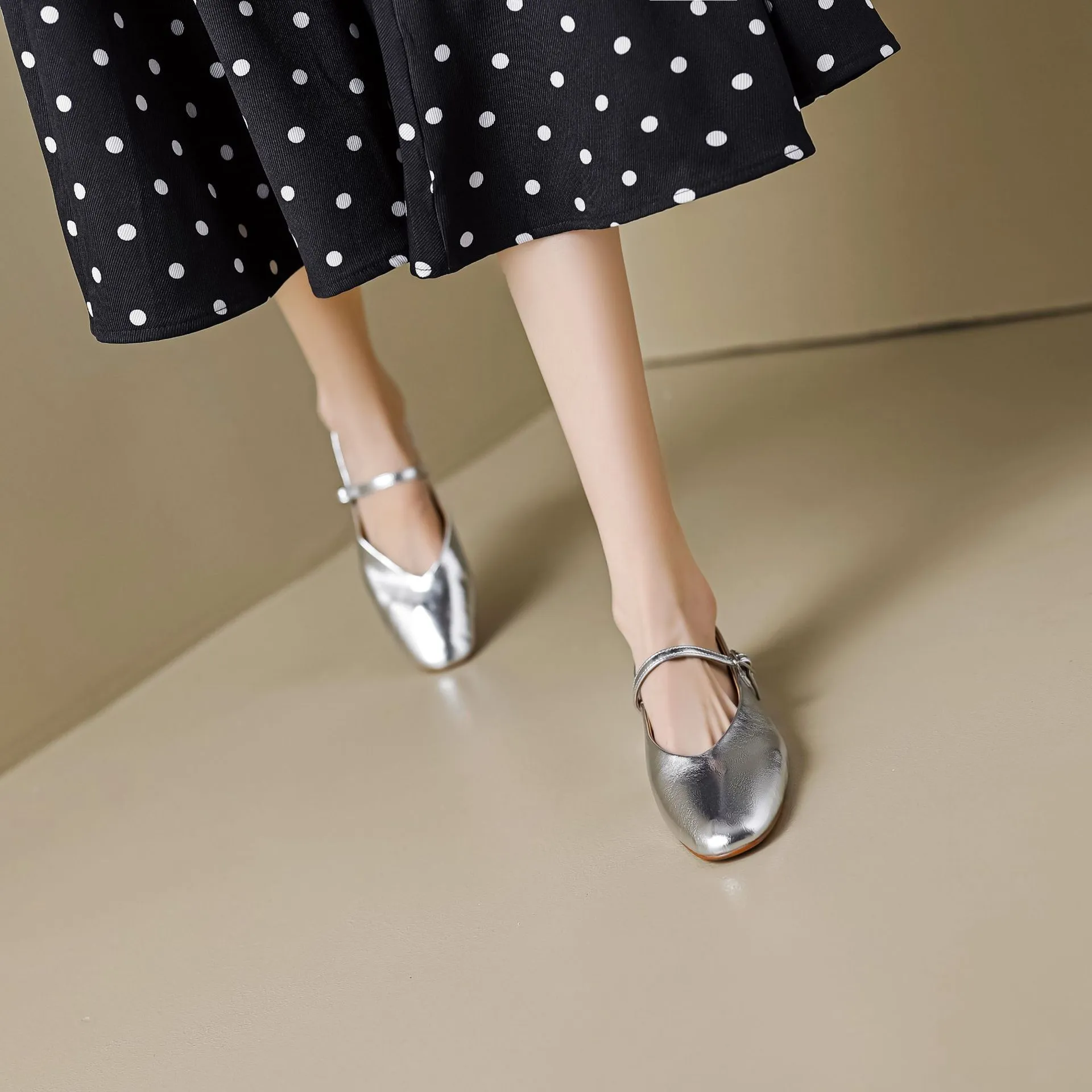 In stock, spring/summer round-toe, low-cut, fashionable, soft, comfortable plus-size women's shoes, sizes 34-43, soft and luxurious.