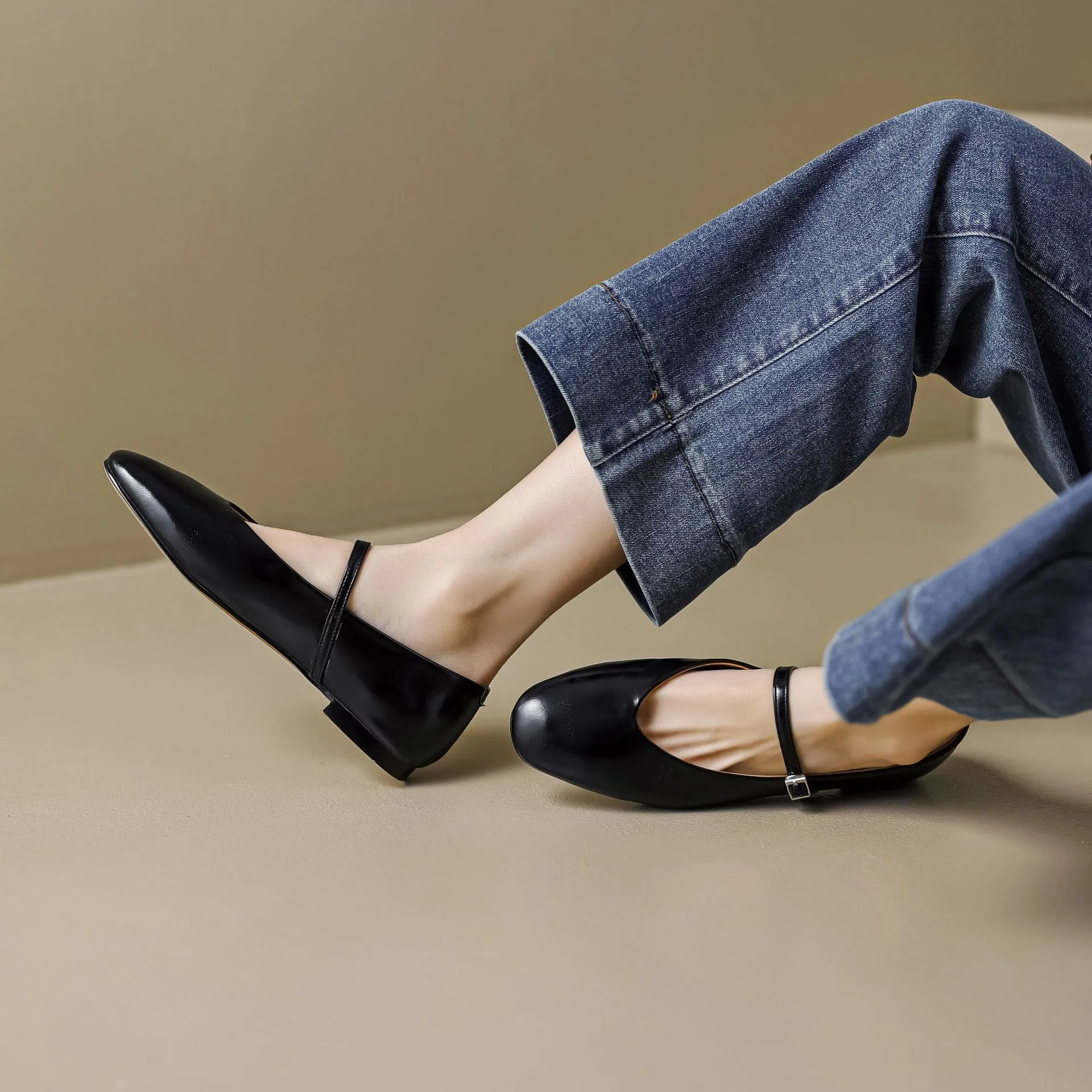 In stock, spring/summer round-toe, low-cut, fashionable, soft, comfortable plus-size women's shoes, sizes 34-43, soft and luxurious.