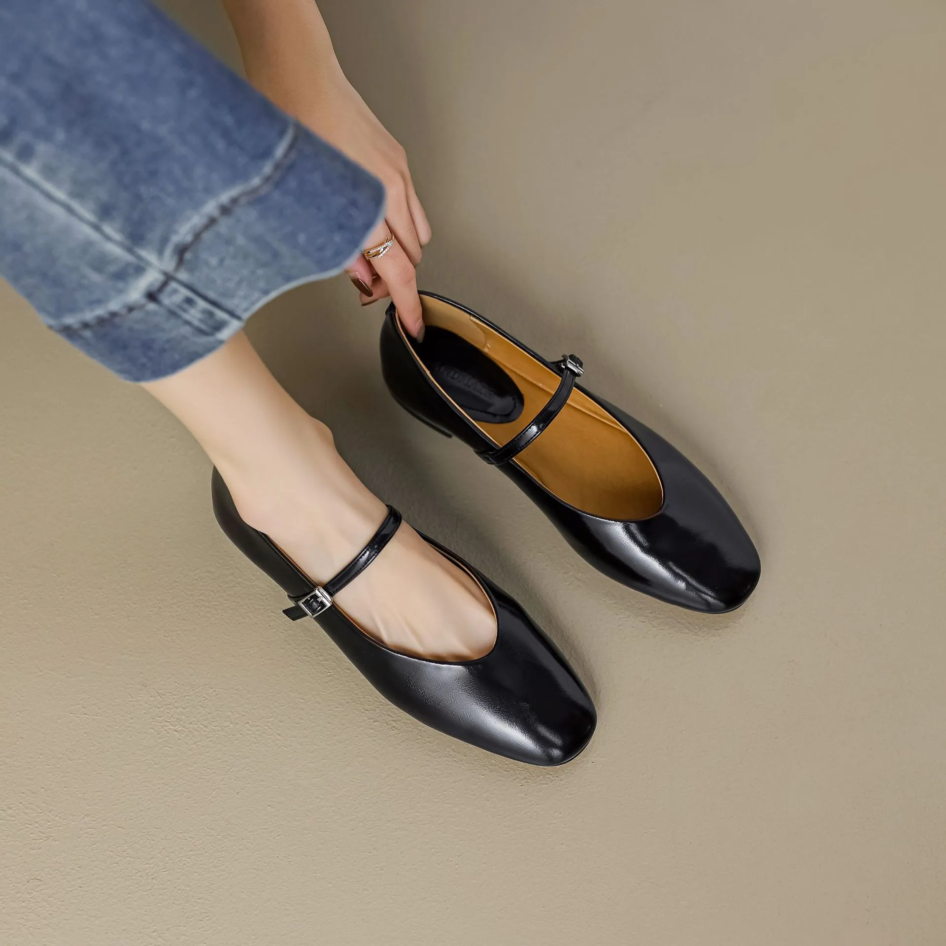 In stock, spring/summer round-toe, low-cut, fashionable, soft, comfortable plus-size women's shoes, sizes 34-43, soft and luxurious.