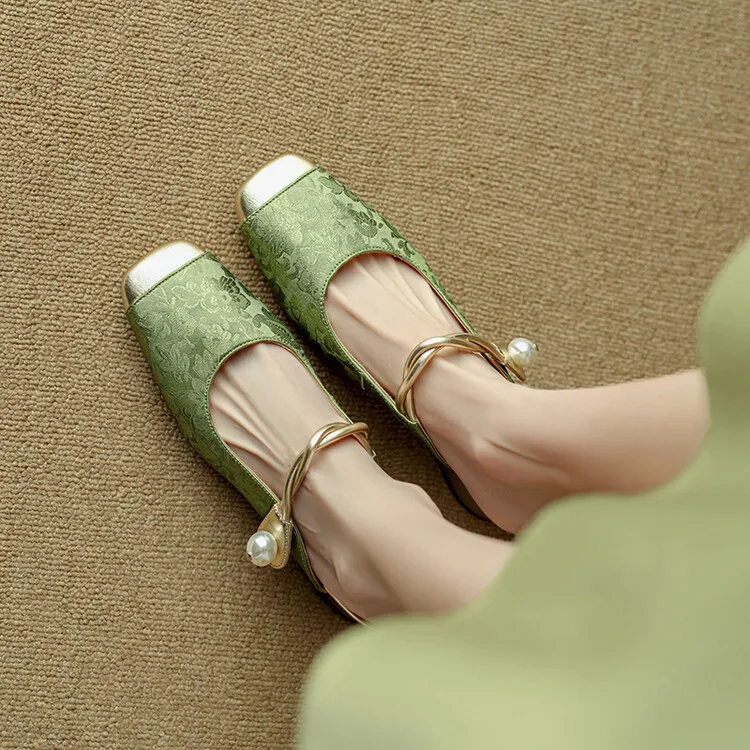 Summer women's slippers with a traditional Chinese style, featuring a hidden heel, one strap, and pearl color blocking.