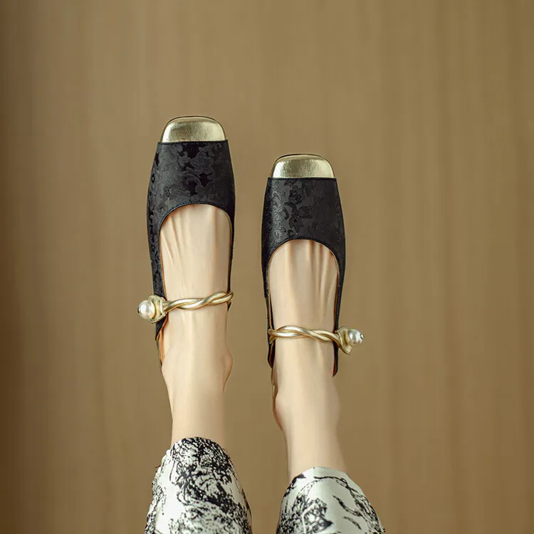 Summer women's slippers with a traditional Chinese style, featuring a hidden heel, one strap, and pearl color blocking.