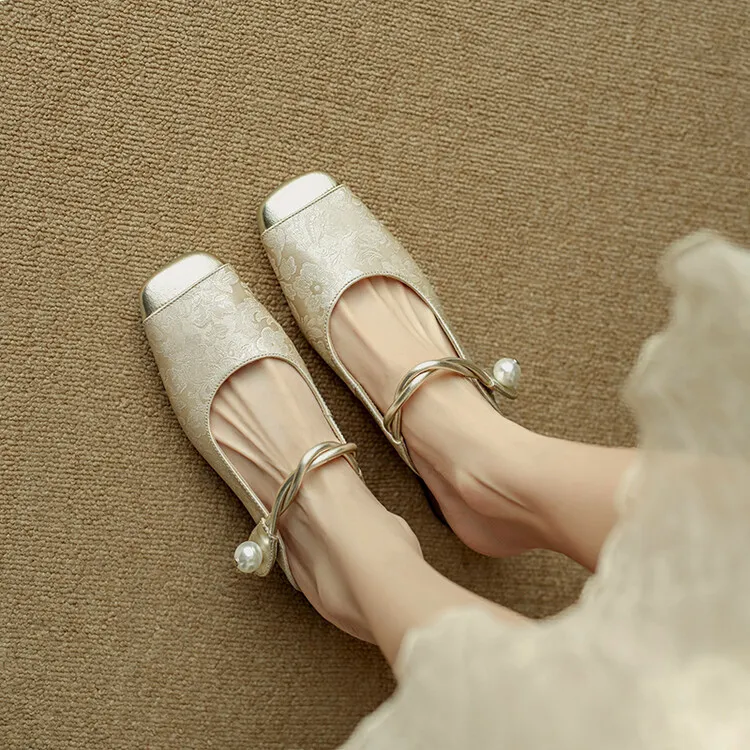 Summer women's slippers with a traditional Chinese style, featuring a hidden heel, one strap, and pearl color blocking.