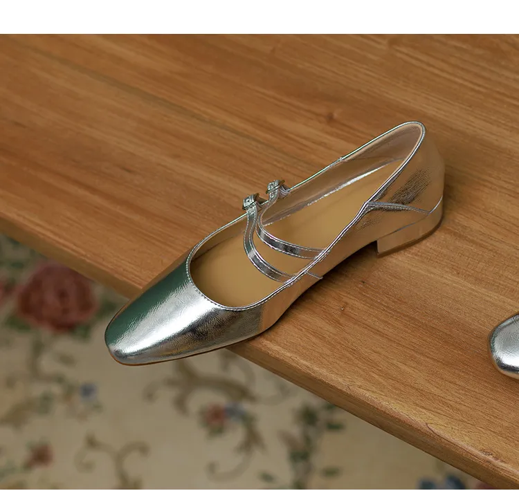 Gold and silver Mary Jane leather flats with a chunky low heel, square toe, and double buckle, perfect for spring and autumn. Very soft.
