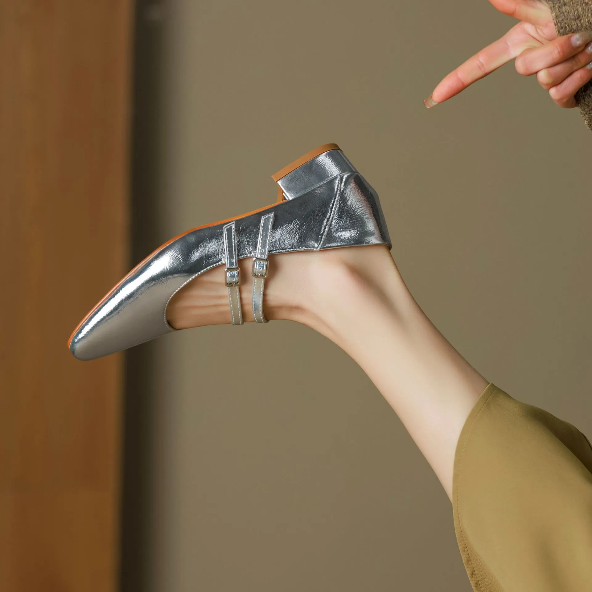 Gold and silver Mary Jane leather flats with a chunky low heel, square toe, and double buckle, perfect for spring and autumn. Very soft.