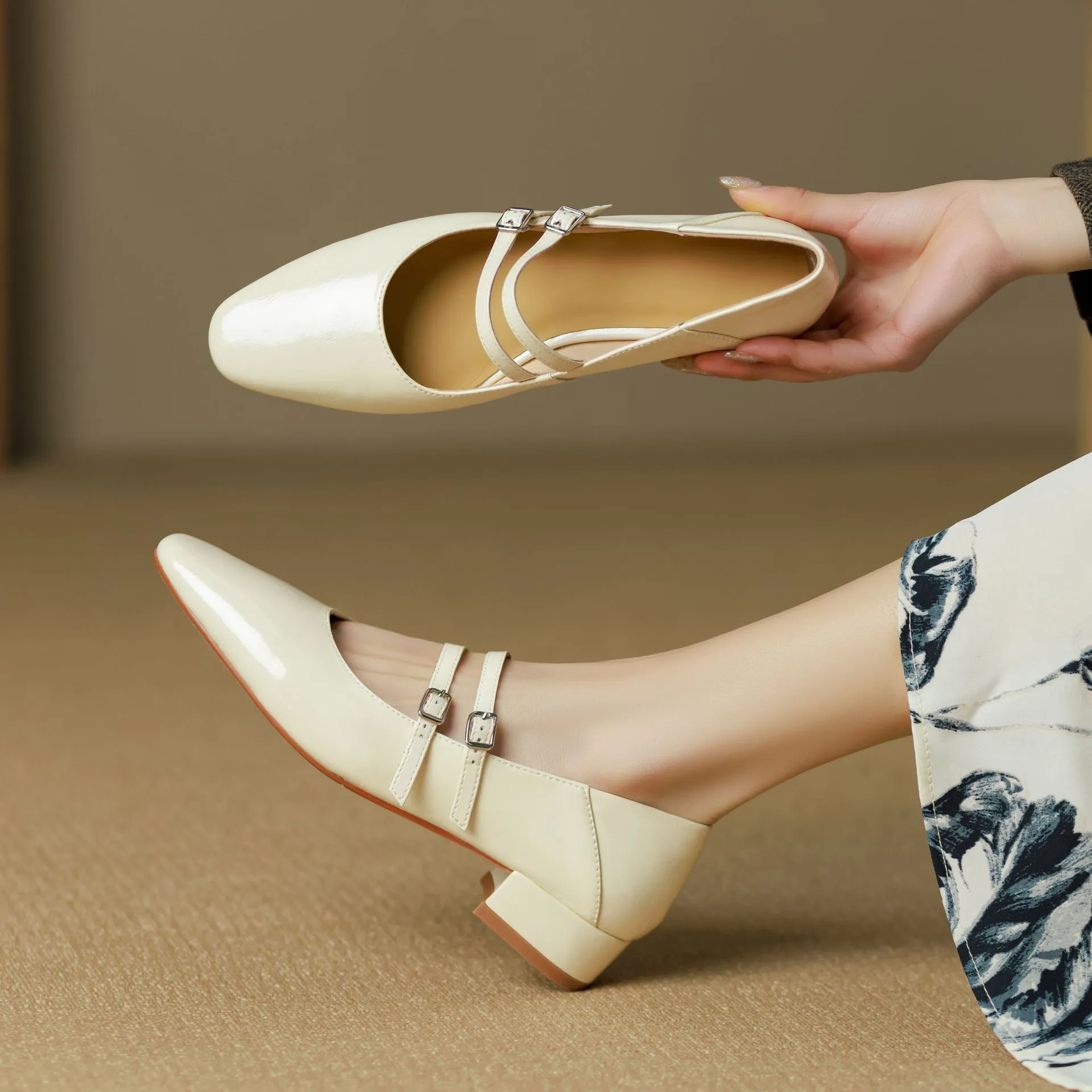 Gold and silver Mary Jane leather flats with a chunky low heel, square toe, and double buckle, perfect for spring and autumn. Very soft.