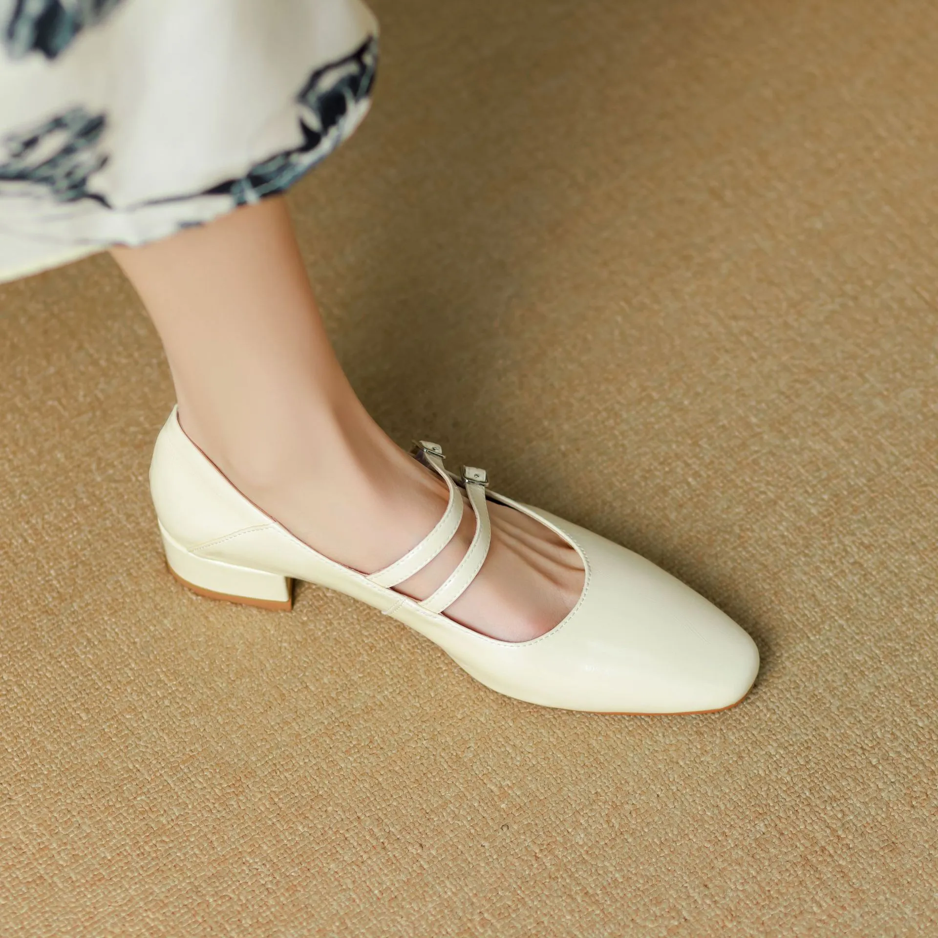 Gold and silver Mary Jane leather flats with a chunky low heel, square toe, and double buckle, perfect for spring and autumn. Very soft.