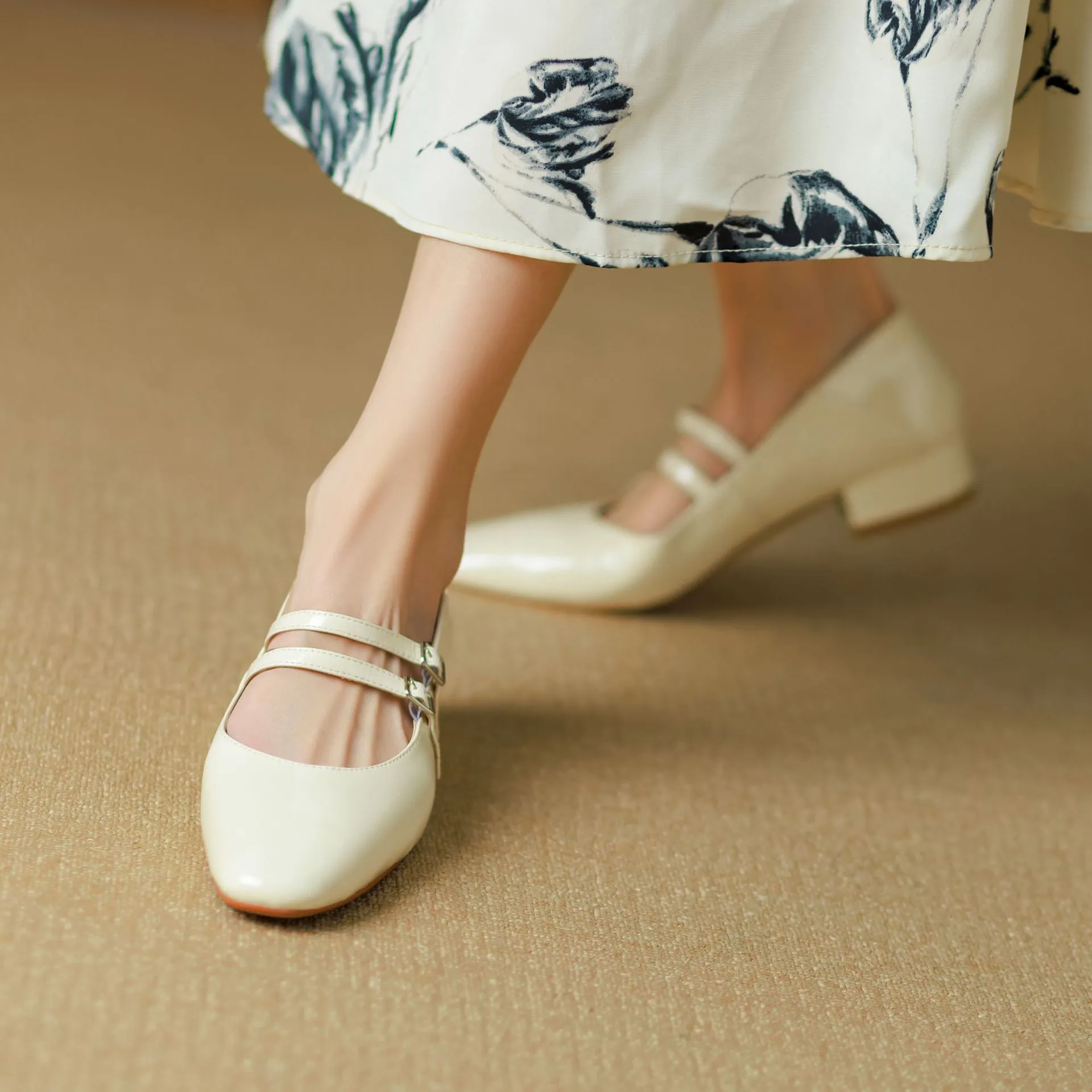 Gold and silver Mary Jane leather flats with a chunky low heel, square toe, and double buckle, perfect for spring and autumn. Very soft.