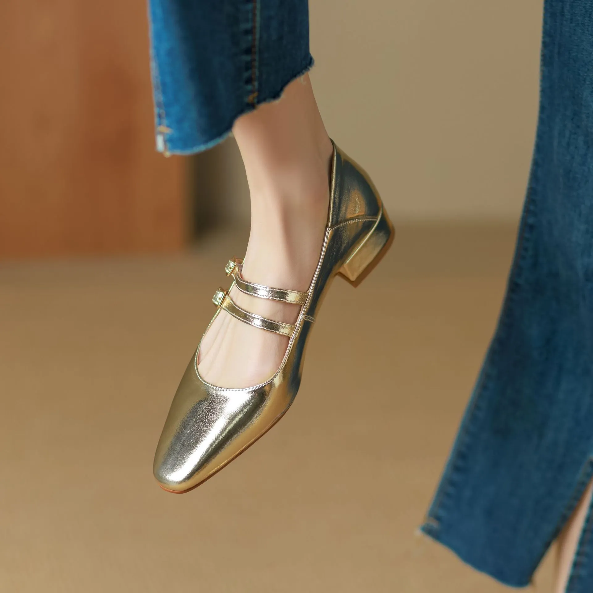 Gold and silver Mary Jane leather flats with a chunky low heel, square toe, and double buckle, perfect for spring and autumn. Very soft.