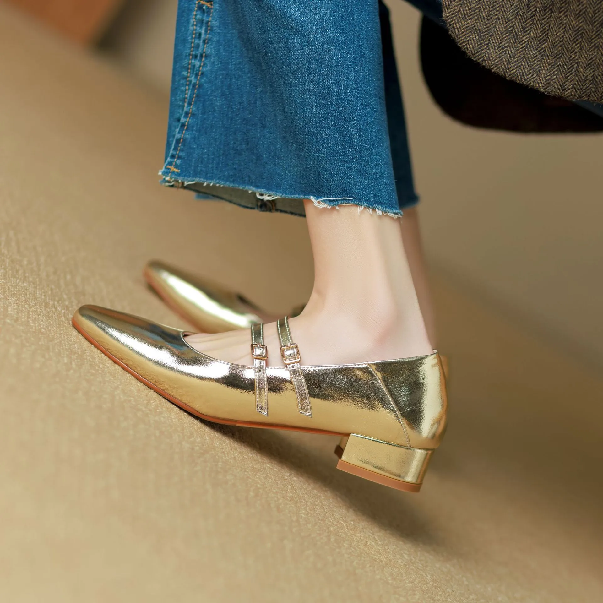 Gold and silver Mary Jane leather flats with a chunky low heel, square toe, and double buckle, perfect for spring and autumn. Very soft.