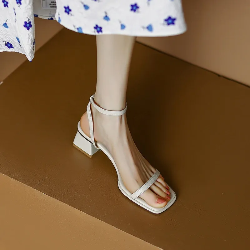 Chunky heeled square-toe sandals for summer, simple design, ankle strap, open toe, made of cowhide.