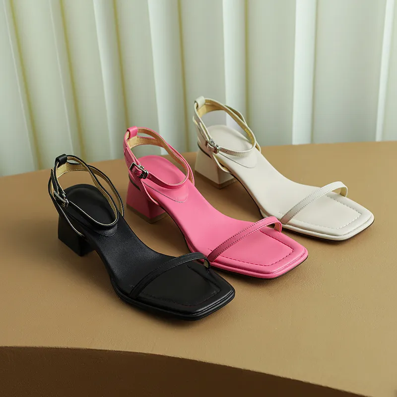 Chunky heeled square-toe sandals for summer, simple design, ankle strap, open toe, made of cowhide.