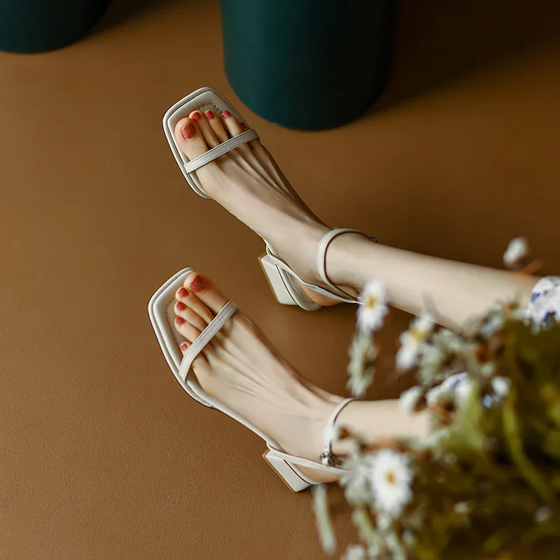 Chunky heeled square-toe sandals for summer, simple design, ankle strap, open toe, made of cowhide.