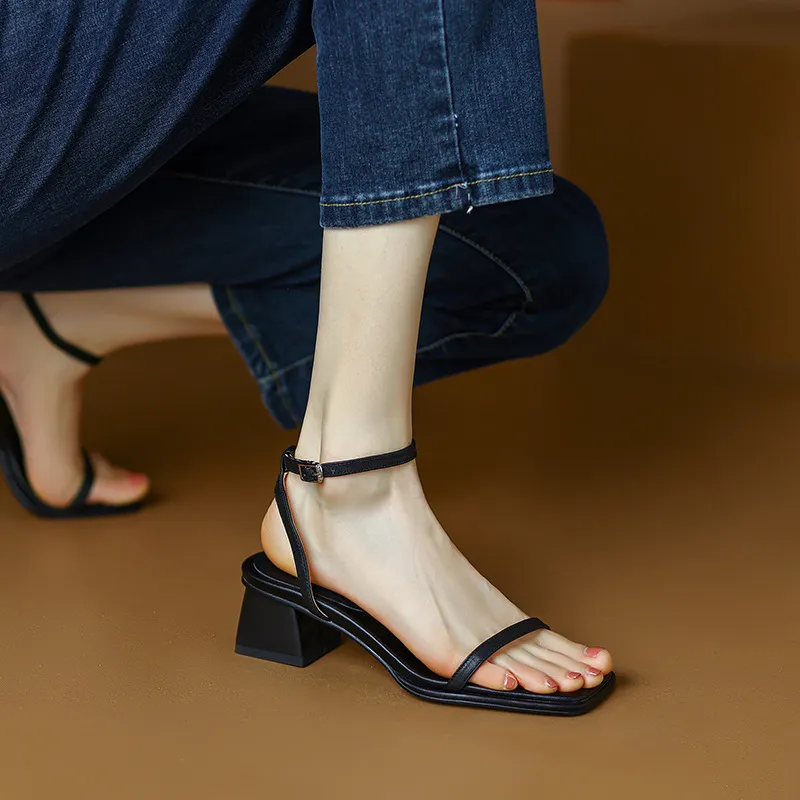 Chunky heeled square-toe sandals for summer, simple design, ankle strap, open toe, made of cowhide.