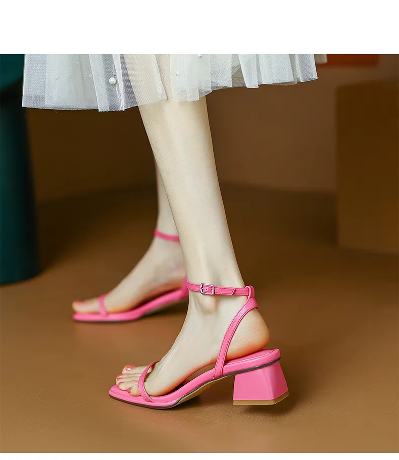 Chunky heeled square-toe sandals for summer, simple design, ankle strap, open toe, made of cowhide.