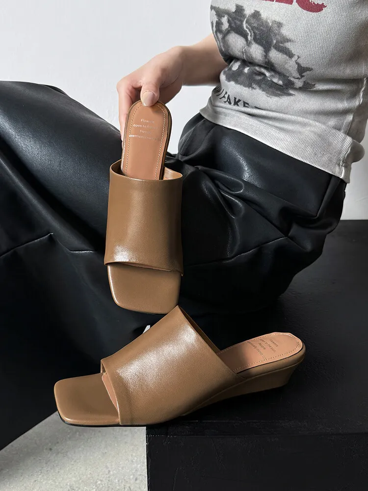 Soft, top-grain sheepskin, all-leather, summer sandals for women, square toe, simple and stylish wedge heel.