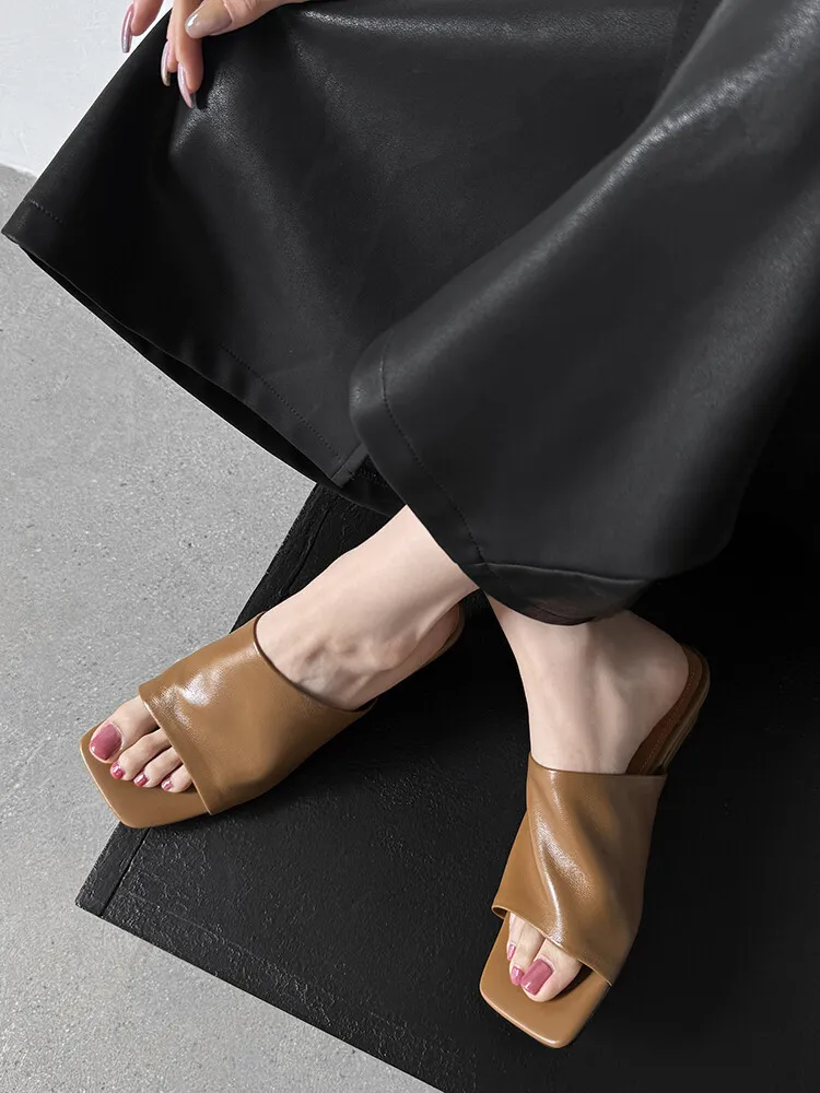Soft, top-grain sheepskin, all-leather, summer sandals for women, square toe, simple and stylish wedge heel.