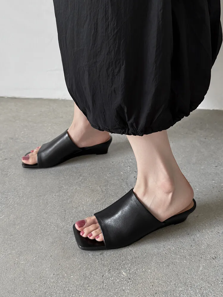 Soft, top-grain sheepskin, all-leather, summer sandals for women, square toe, simple and stylish wedge heel.