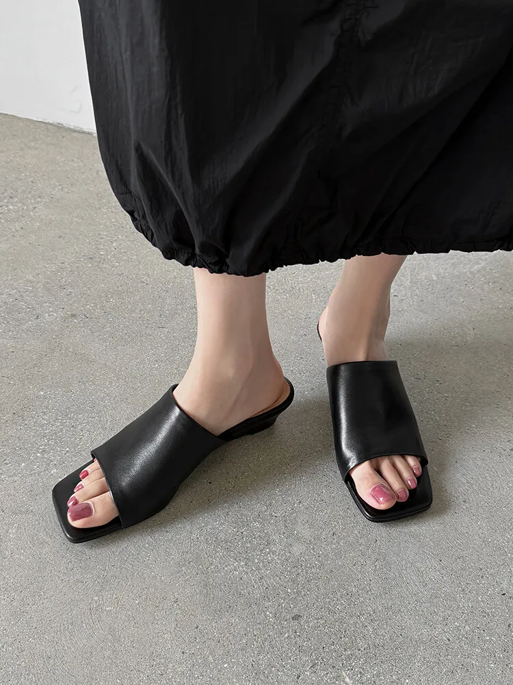 Soft, top-grain sheepskin, all-leather, summer sandals for women, square toe, simple and stylish wedge heel.