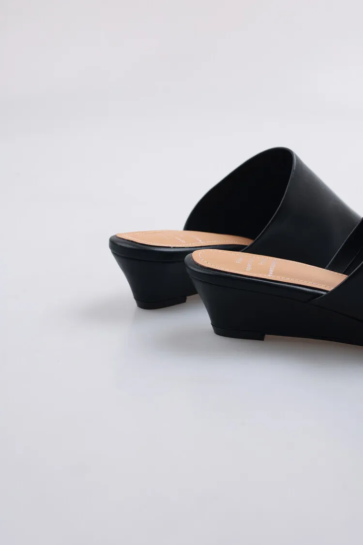 Soft, top-grain sheepskin, all-leather, summer sandals for women, square toe, simple and stylish wedge heel.