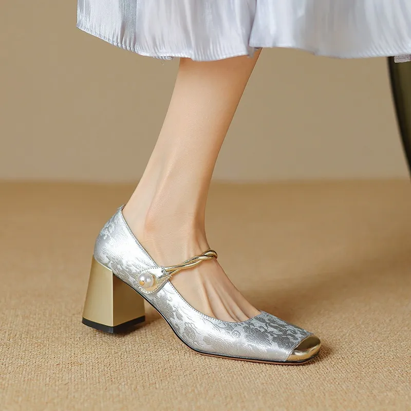 Low-heeled French-style color-blocked women's shoes, chunky heeled high heels, spring and autumn style, square toe, shallow mouth, one-strap fashionable single shoes.