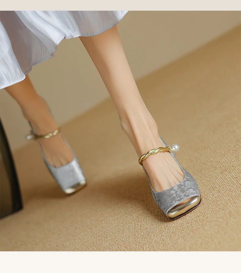 Low-heeled French-style color-blocked women's shoes, chunky heeled high heels, spring and autumn style, square toe, shallow mouth, one-strap fashionable single shoes.