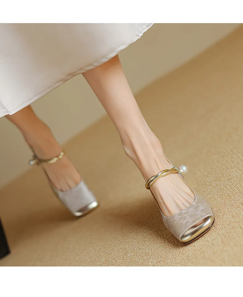Low-heeled French-style color-blocked women's shoes, chunky heeled high heels, spring and autumn style, square toe, shallow mouth, one-strap fashionable single shoes.
