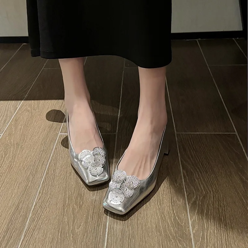 Gold and silver light luxury women's shoes, spring and autumn style, niche design, square toe, chunky heel, French style single shoes for women.