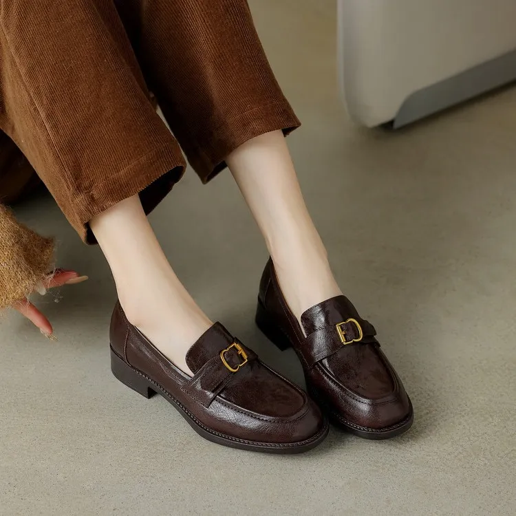 Spring-style hand-strap sheepskin round-toe slip-on single shoes with chunky heels and low heels, featuring a British style and metal buckles.