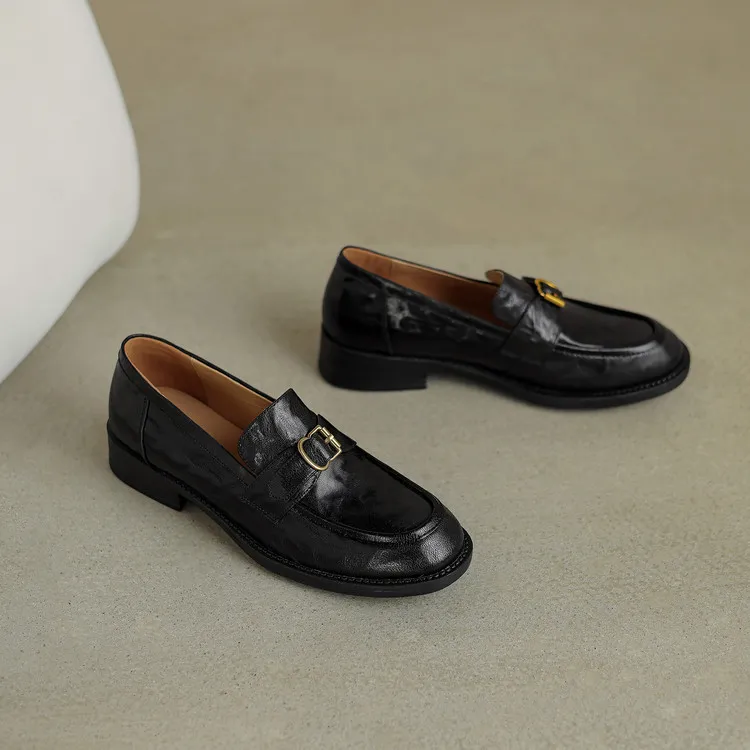 Spring-style hand-strap sheepskin round-toe slip-on single shoes with chunky heels and low heels, featuring a British style and metal buckles.